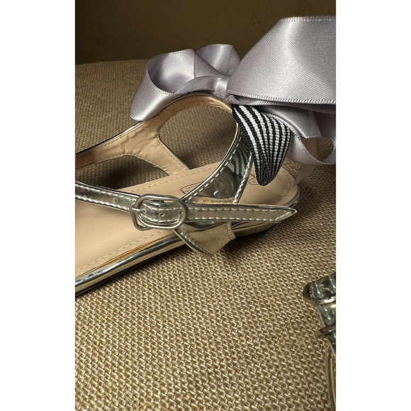 Silver Sandals with Bows- Big Girls size 3.5 Xian Meng Xian Ying - Picture 13 of 15